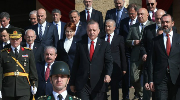 Erdoğan, Anıtkabir'deki törende CHP heyeti ile selamlaşmadı