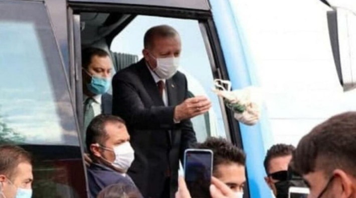 Erdoğan sosyal mesafeyi hiçe saydı: Elazığ depreminin yıl dönümünde yurttaşlara çay dağıttı