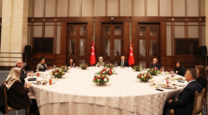 Erdoğan, toplu iftar yasağını açıkladıktan hemen sonra Saray'da iftar yemeği verdi