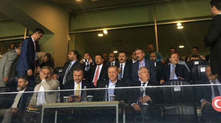 Erdoğan'ın izlediği maçta tribünlerde İzmir Marşı 