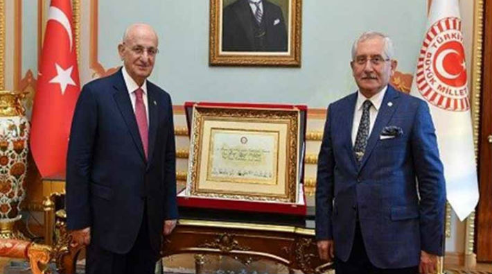 Erdoğan'ın mazbatası Kahraman'a teslim edildi 