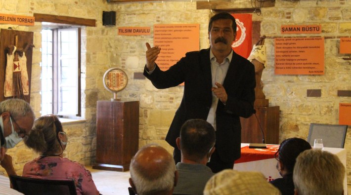 Erkan Baş, ‘Yaşamak İçin Sosyalizm’ kitabının imza etkinliği için Kuşadalı yurttaşlarla buluştu