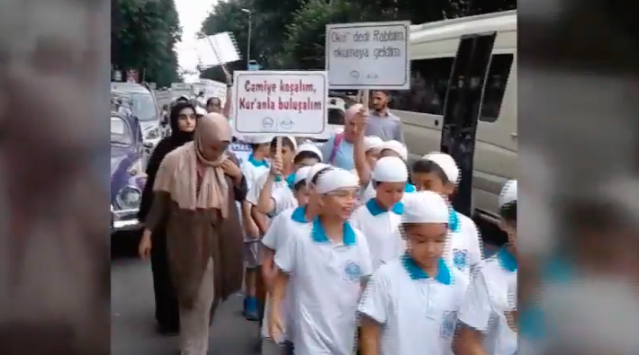 Mehterli Kur’an Kursu açılışı: Erkek çocuklara takke, kız çocuklara da pembe baş örtüsü takıldı