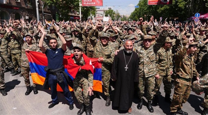 Ermenistan'da askerler de eylemlere destek için sokağa çıktı