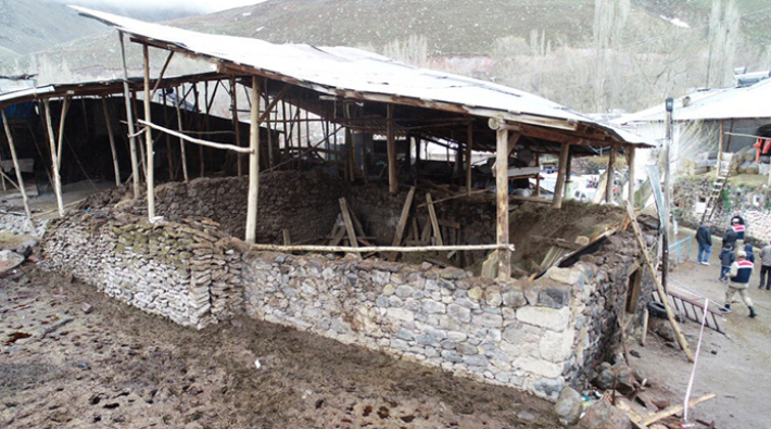 Erzurum’da ahırın çatısı çöktü: Ölü ve yaralılar var