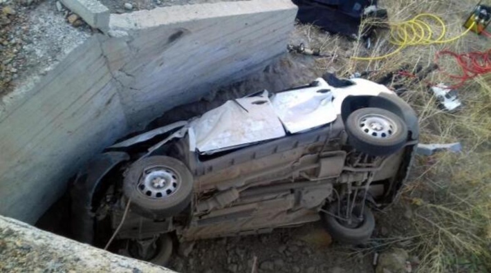 Erzurum'da araç menfez duvarına çarptı: 2'si çocuk 5 kişi hayatını kaybetti