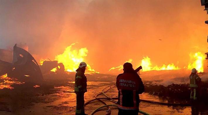 İstanbul’da zincirleme fabrika yangını: Patlamalar meydana geldi