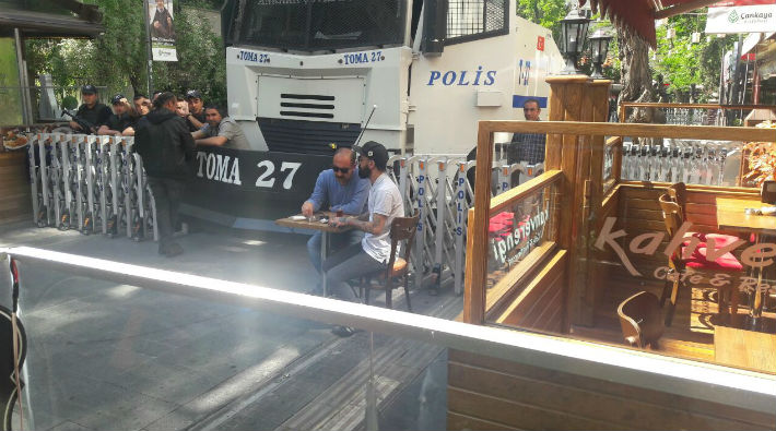 Konur Sokak'ta esnaf polis kuşatmasını protesto etmek için masaları sokağa çıkardı