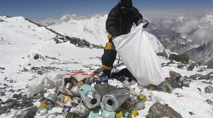 Everest’te 11 ton çöpün toplandığı temizlik çalışmasında 4 dağcının cansız bedenine ulaşıldı
