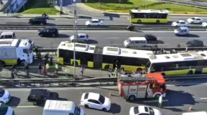 Avcılar'da metrobüs yayaya çarptı: 6 yaralı