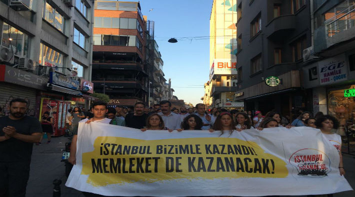 Kadıköy'de zafer yürüyüşü: 'İstanbul bizimle kazandı, memleket de kazanacak!'