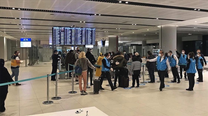 Fahrettin Koca'dan İngiltere'den gelen yolculara ilişkin açıklama