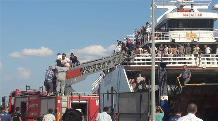 Çanakkale'de sefer halindeki feribotta yangın çıktı