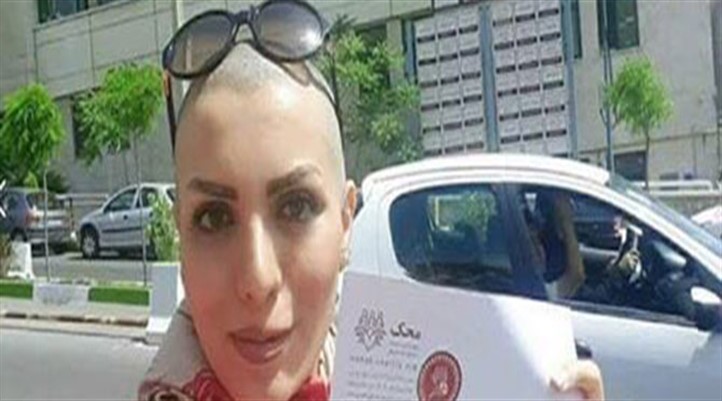 İranlı kadınlardan saç kazıtarak başörtü protestosu