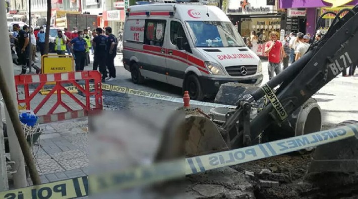 Bakırköy'de iş cinayeti: Arızalanan iş makinesinin kepçesi üzerine düştü