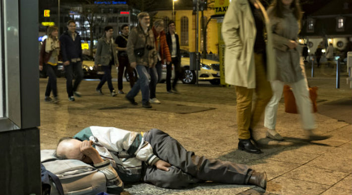 Frankfurt'ta evsizlere para cezası kesilecek