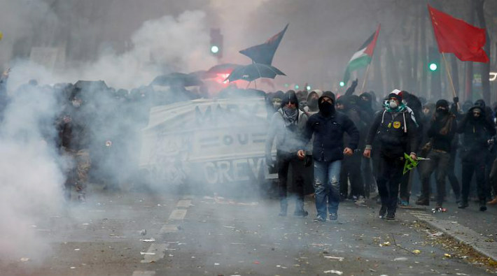 Fransa'da yüz binler grevde: Polisten biber gazlı saldırı