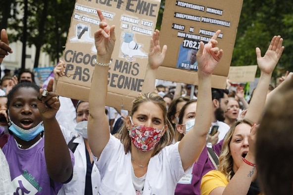 Fransa'da sağlık çalışanlarından protesto: 'Macron'un sözleri lafta kaldı'