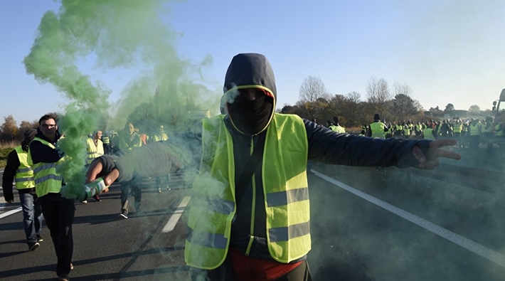 Fransa'da 244 bin kişiden akaryakıt zammı protestosu: Ölü ve yaralılar var