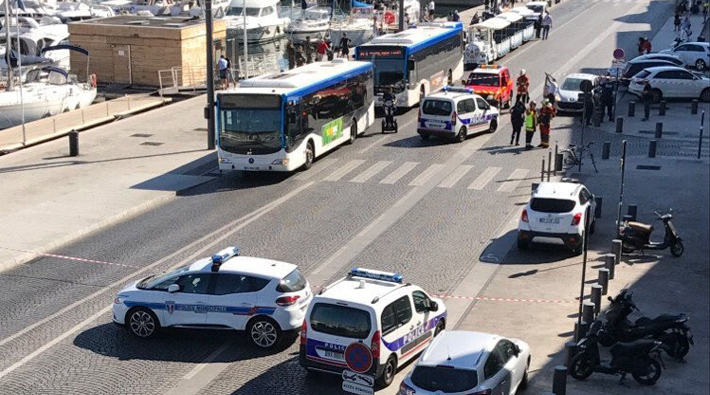 Fransa'da otomobil 1 saat arayla iki otobüs durağına daldı