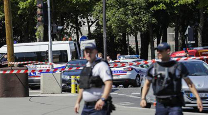 Fransa'da polise saldırı girişimi