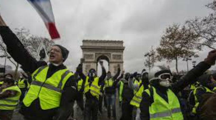 Fransa'da polisin gaz fişekli saldırısında bir kadın hayatını kaybetti