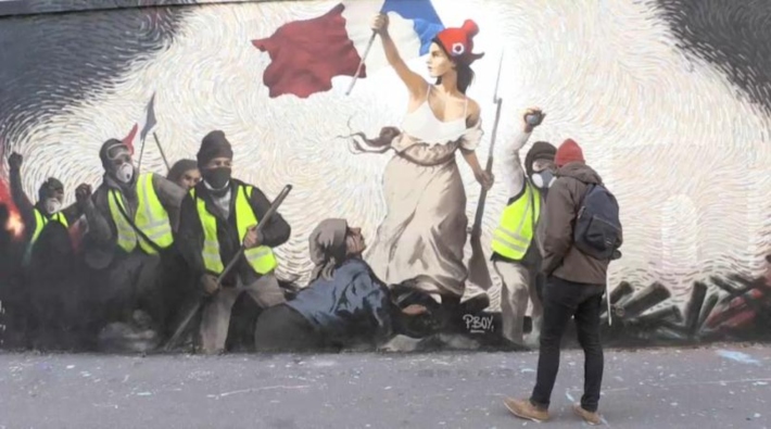Fransız Devrimi'nin sembolü ve Sarı Yelekliler duvar resminde bir araya geldi