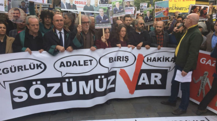 Gazeteciler, akademisyenler ve avukatlar tutuklu meslektaşları için yürüdü