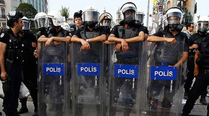 Adana’da polis ve valilik 'Barınamıyoruz' diyen öğrencileri nasıl engelleyeceğini şaşırdı