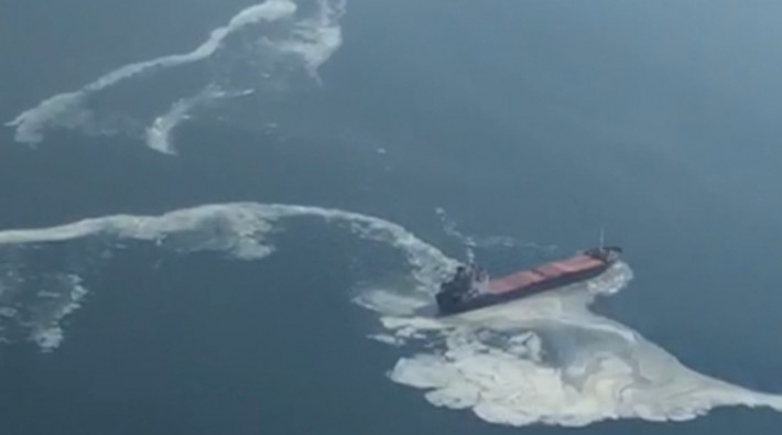 Bir yük gemisi Marmara Denizi'ne atık madde boşalttı