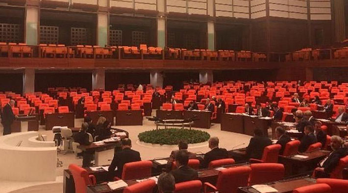 AKP'nin 105 milletvekili imzasıyla verdiği kanun teklifinin görüşmelerine 9 AKP'li vekil katıldı