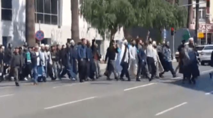 İzmir’de gericilerden tekbirli yürüyüş