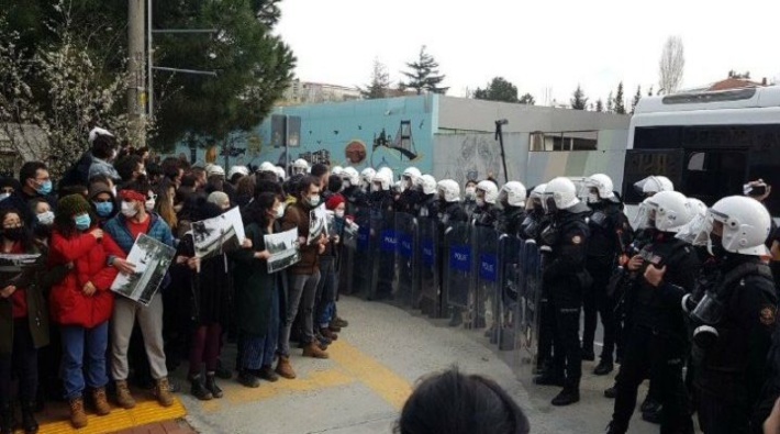 Boğaziçi'de gözaltına alınan öğrencilerle dayanışma açıklamasına polis saldırdı: En az 52 gözaltı