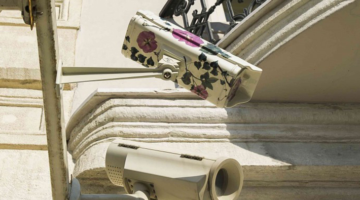 Gözetleme sistemine bienal eleştirisi: Çiçek desenli güvenlik kameraları