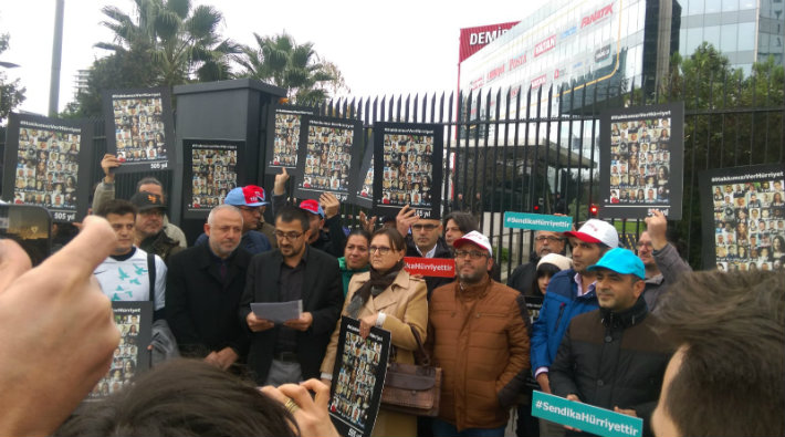 İşten çıkarılan Hürriyet çalışanlarından gazete önünde eylem: 'Hakkımızı verin'