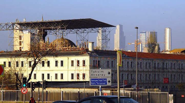 Kasımpaşa'da Osmanlı'nın ilk modern kışlası olan Kalyoncular Kışlası tamamen yıkıldı