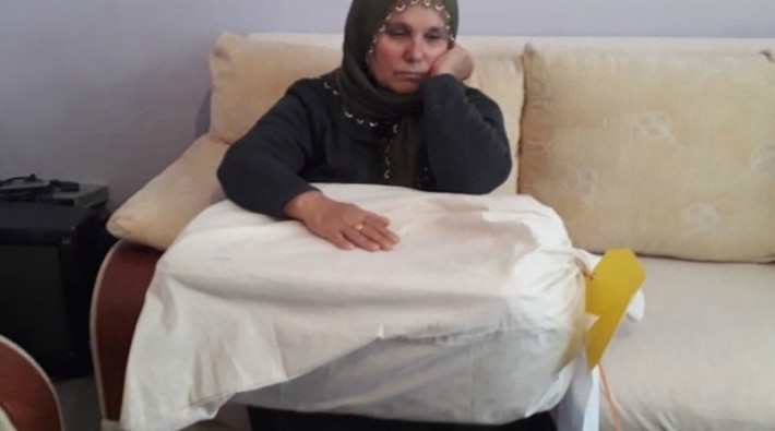 Oğlunun cenazesini kargo ile teslim alan Halise Aksoy evi basılarak gözaltına alındı