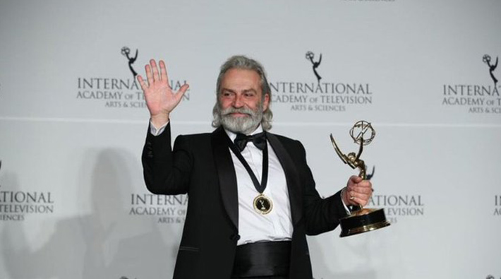 Haluk Bilginer, Emmy Ödülleri'nde 'en iyi erkek oyuncu' seçildi