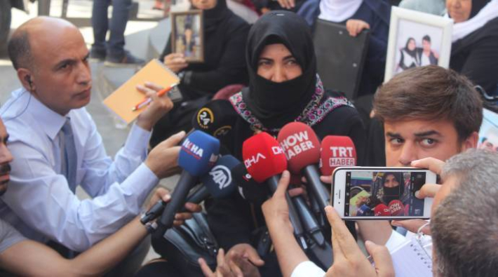 'HDP çocuğumu göndermedi' diyen anne polisler tarafından alandan uzaklaştırıldı