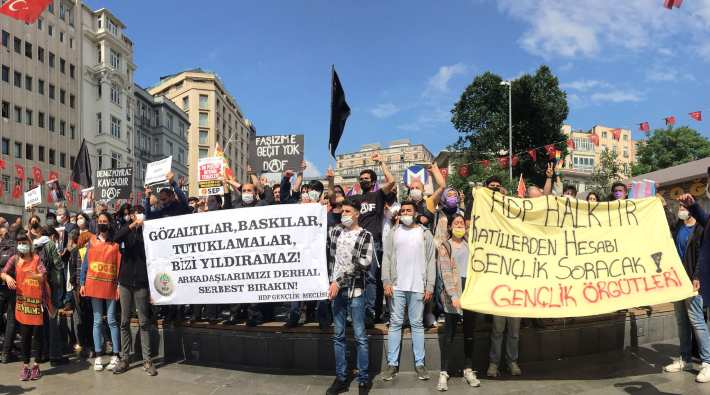 HDP İzmir İl Örgütü'ne yönelik saldırıda Deniz Poyraz'ın katledilmesi  protesto ediliyor: 'Faşizme geçit yok'