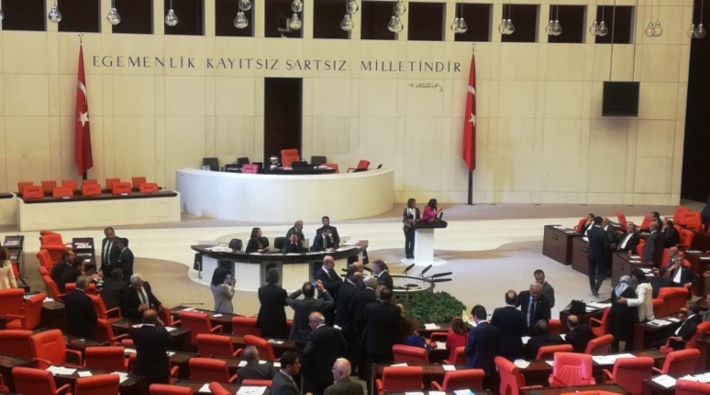 HDP'li milletvekilleri Meclis kürsüsünü işgal etti