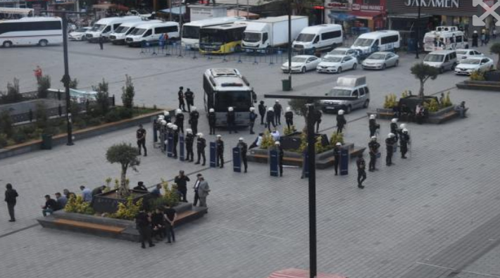 İstanbul'da 'Demokrasi Nöbeti'ne polis saldırısı, İzmir'de abluka