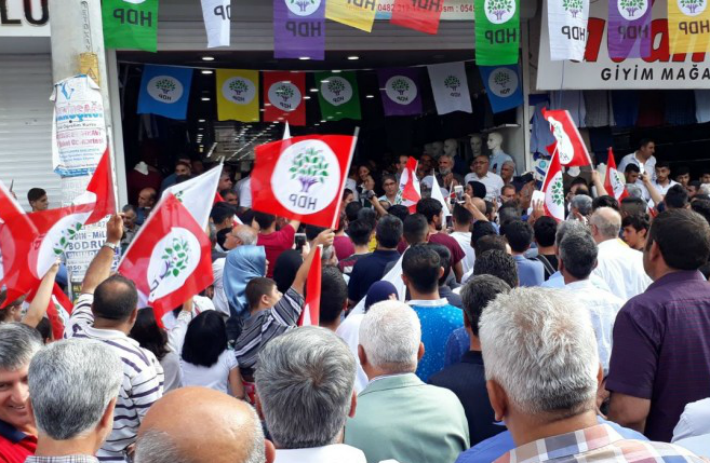 HDP'nin seçim bürosuna önce engel sonra tehdit