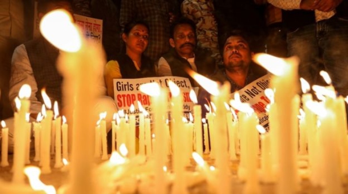 Hindistan'da binlerce kişi toplu cinsel saldırıya uğradıktan sonra katledilen kadın için sokağa döküldü