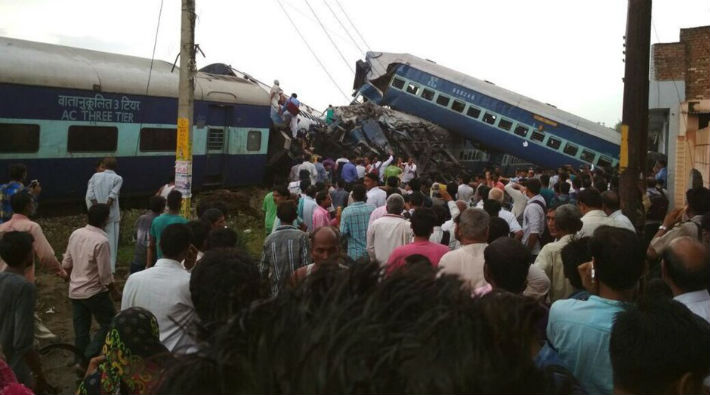 Hindistan'da bir tren raydan çıktı: En az 10 kişi hayatını kaybetti