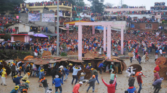 Hindistan'da taş atma festivali: En az 100 yaralı