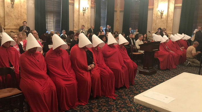 ‘Handmaid’s Tale’deki gibi giyinen kadınlar kürtaj yasağını protesto  için eyalet meclisini bastı