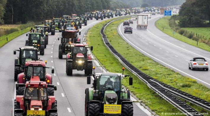 Hollanda'da çiftçilerden tarım politikalarına karşı traktörlü eylem