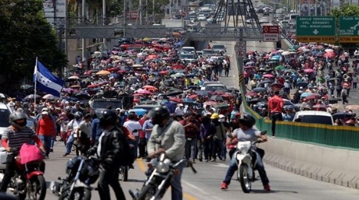 Honduraslılar, Başkan Hernández'in 'reform'larına karşı gösterilere devam ediyor