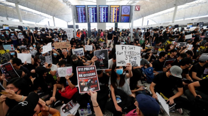 Hong Kong Havalimanı'nda protestolar sebebiyle tüm uçuşlar iptal edildi